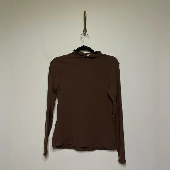 SKIMS Fits Everybody Turtleneck Top in Cocoa - Picture 3 of 6